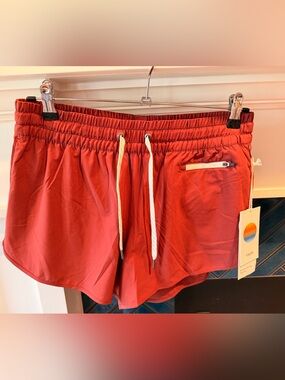 Vuori Women's Clementine Short 4” - Currant color - Medium